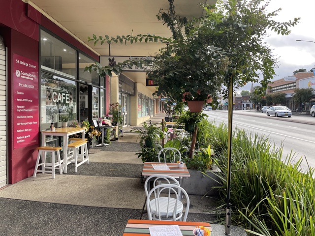 Outdoor seating at Cattle Dog Cafe & Florist in Muswellbrook